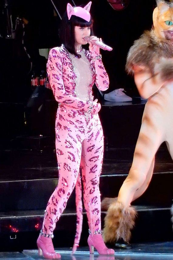 Katy-Perry -Performs